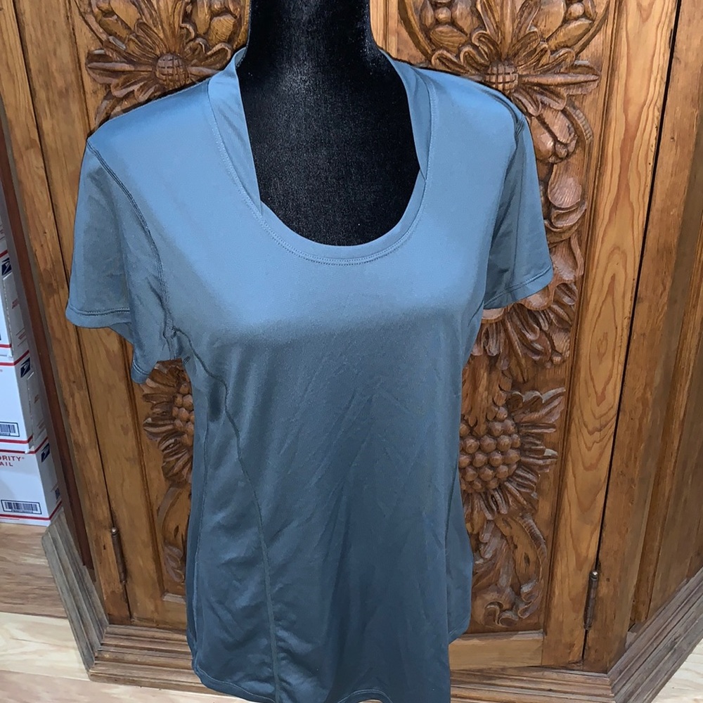 EUC Mountain Hardware large gray athletic shirt